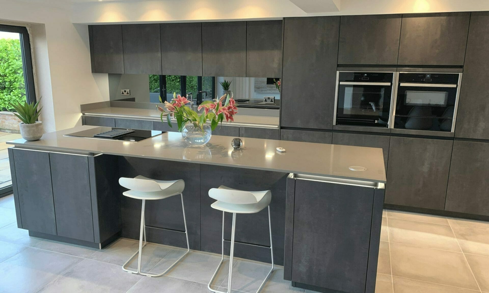 Industrial Meets Elegance In This Contemporary Handleless Kitchen ...